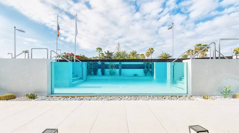 fahana glass pool